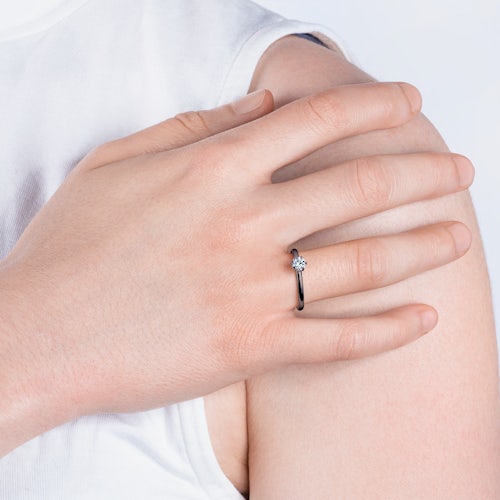 Pierścionek zaręczynowy SAVICKI: czarne złoto, diament